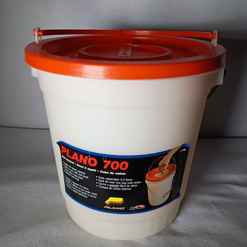 PLANO 700 10 Quart 2 Piece Bait Bucket w/ Lid 10" Dia. 8" Height